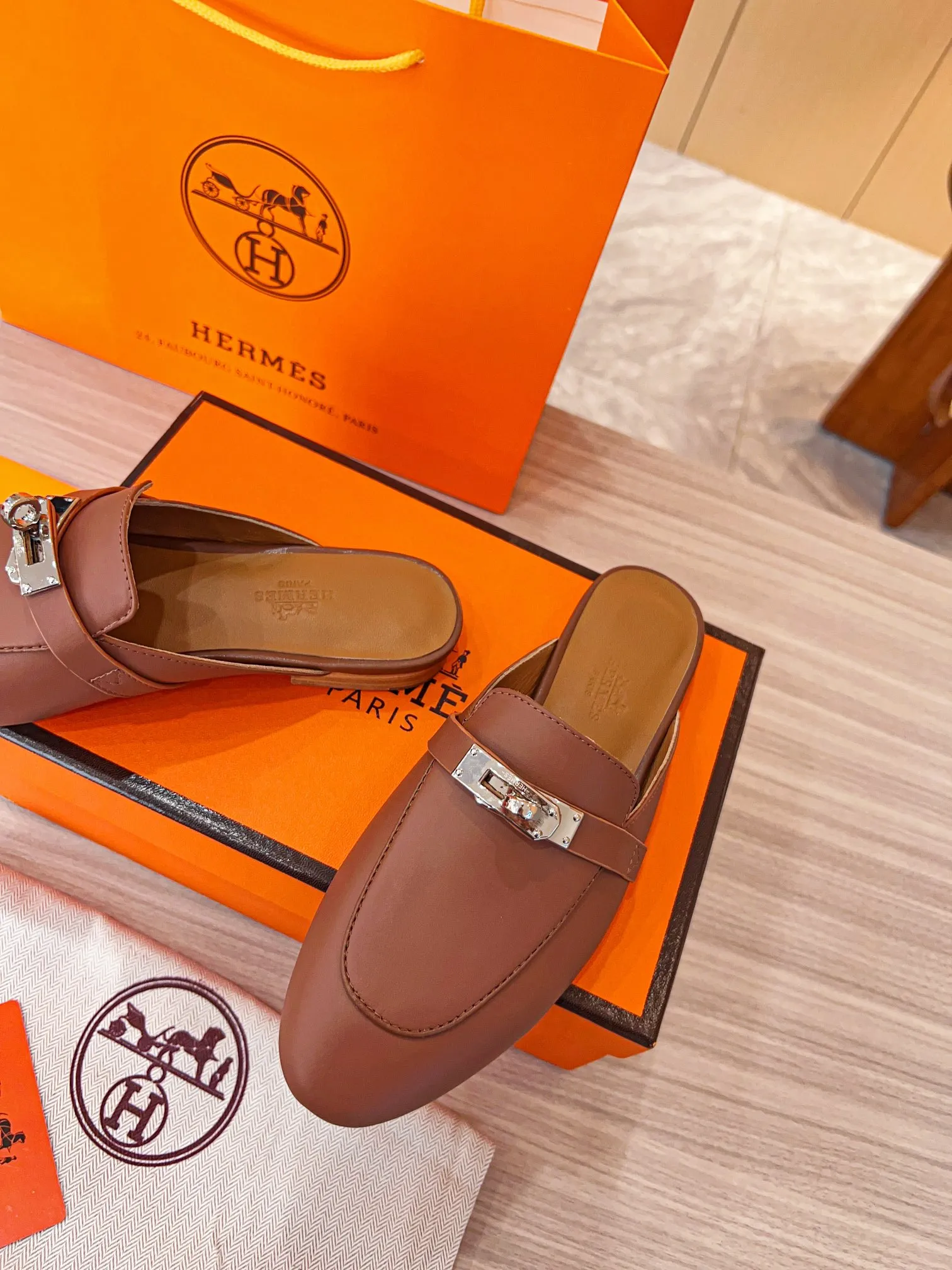 👟👟Ex-factory price 560👟👟 🐎2023 top product Hermes new genuine handmade shoes, purely handmade, a must-collect item! The perfect holiday accessory! Our pursuit of quality products is always the best! Don't give in! Comfort and originality, not following trends, and not deliberately expressing oneself are the consistent pursuits of Hermes and its fans! [Material] ✅Upper: Hermers original calfskin ✅Foot pads: Made of imported original fabric 5D color printed pads ✅Outsole: Italian genuine leather outsole (pursuing top walking comfort) [Number of codes] 34-42 [Packaging] Comes with a full set of original packaging, code 35-42